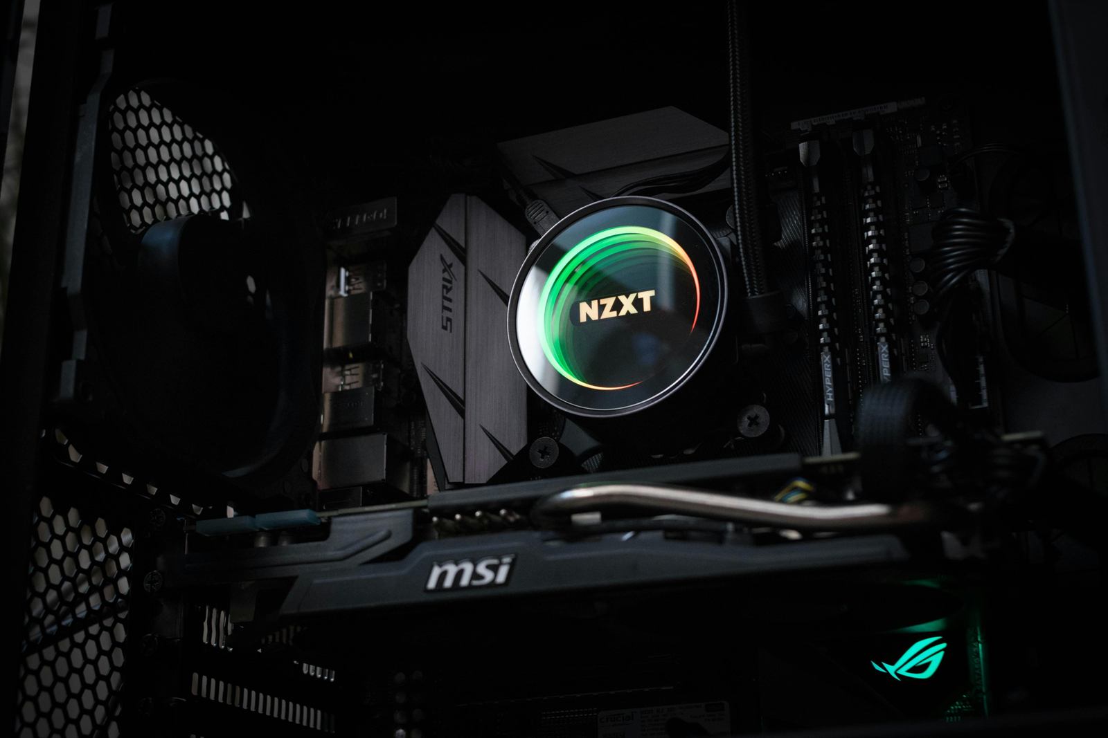 Intérieur d'un PC gaming avec watercooling éclairé